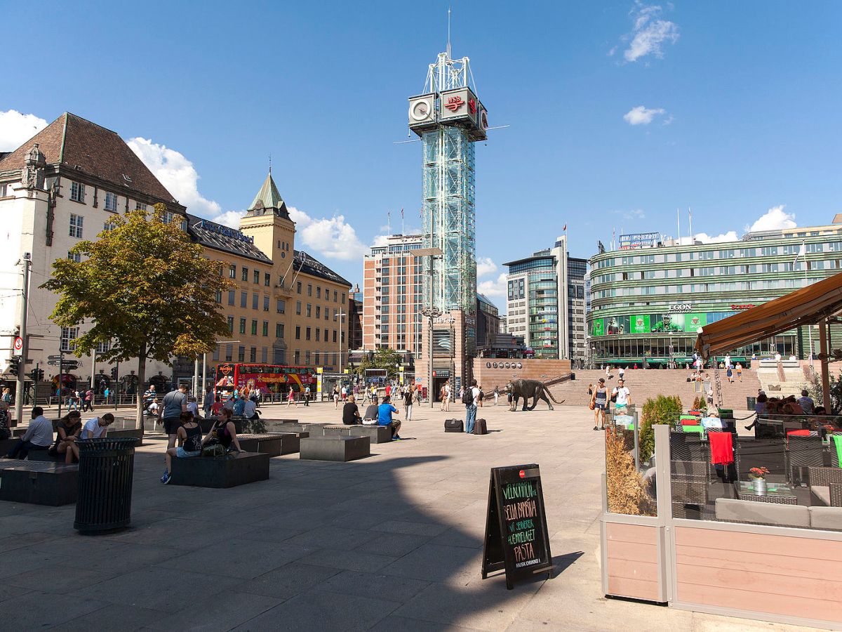 To sorte skjermer på Jernbanetorget&nbsp;stasjon
